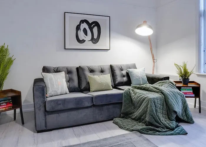 Stylish 2 Bedroom Flat - 15 Minutes To Liverpool City Centre