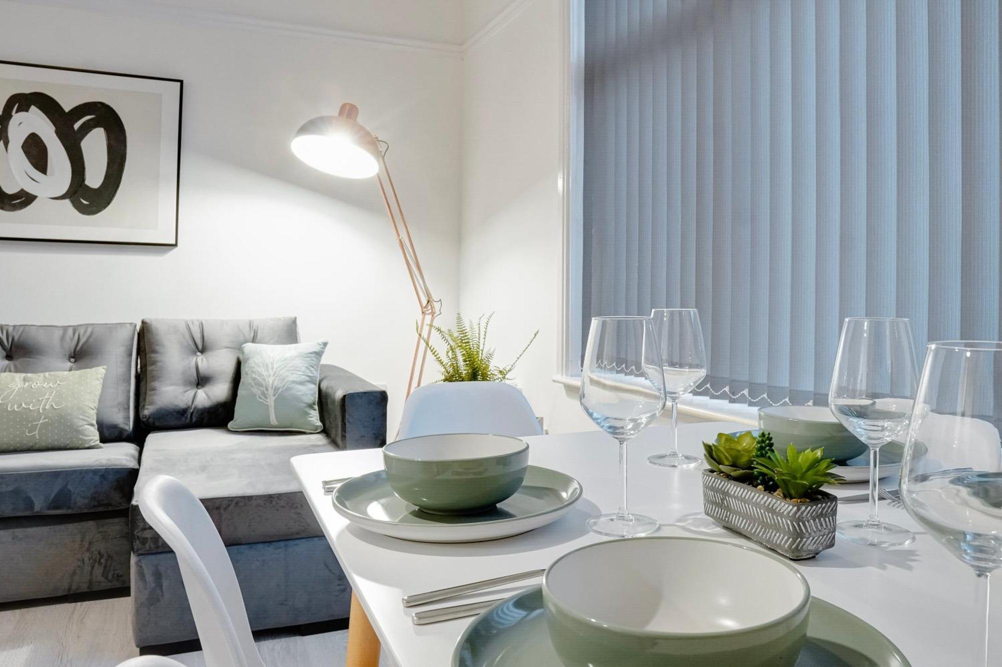 Stylish 2 Bedroom Flat - 15 Minutes To Liverpool Centre Birkenhead
