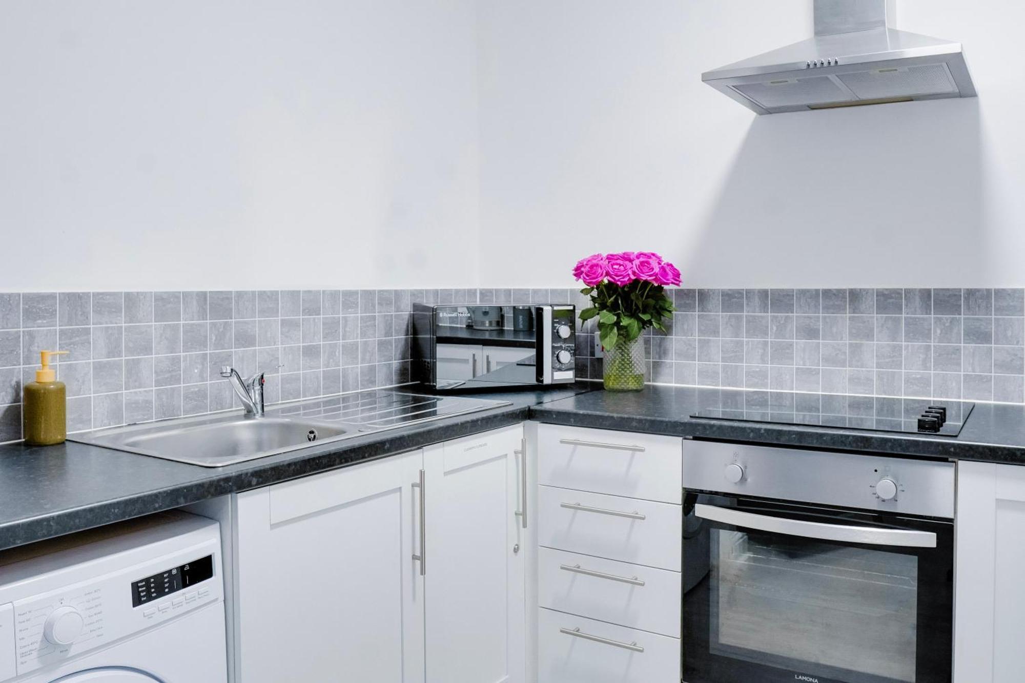 Stylish 2 Bedroom Flat - 15 Minutes To Liverpool Centre Apartment *